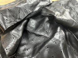 Chutes de cuir d'agneau fantaisie - perforé noir - Cuir en Stock