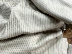 Chutes de cuir d'agneau - embossé beige écru - Cuir en Stock