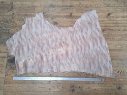 Demi peau de cuir de veau grain façon lézard beige et bordeaux nacré - maroquinerie - Cuir en stock