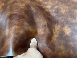 Demi-peau de cuir de veau BOX lisse - tannage ferme - nuancé effet tamponné - pain brûlé - Cuir en Stock
