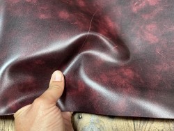Demi-peau de cuir de veau BOX lisse - tannage ferme - nuancé effet tamponné - bordeaux - Cuir en Stock