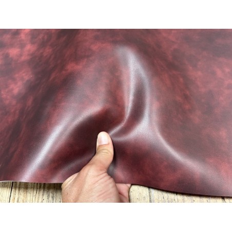 Demi-peau de cuir de veau BOX lisse - tannage ferme - nuancé effet tamponné - bordeaux mat - Cuir en Stock