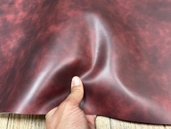 Demi-peau de cuir de veau BOX lisse - tannage ferme - nuancé effet tamponné - bordeaux mat - Cuir en Stock