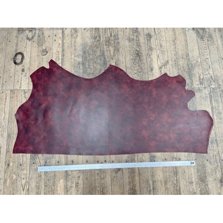 Demi-peau de cuir de veau BOX lisse - tannage ferme - nuancé effet tamponné - bordeaux mat - Cuir en Stock