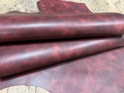 Demi-peau de cuir de veau BOX lisse - tannage ferme - nuancé effet tamponné - bordeaux mat - Cuir en Stock