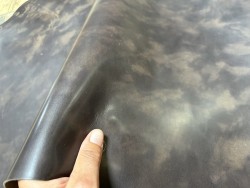 Demi-peau de cuir de veau BOX lisse - tannage ferme - nuancé effet tamponné - brun café - Cuir en Stock