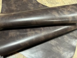 Demi-peau de cuir de veau BOX lisse - tannage ferme - nuancé effet tamponné - brun café - Cuir en Stock