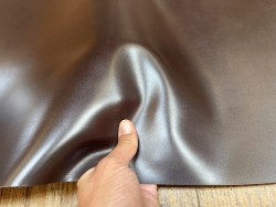 Demi-peau de cuir de veau BOX lisse - tannage ferme - marron chocolat - Cuir en Stock