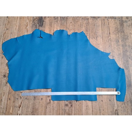 Grand morceau de cuir de taurillon - gros grain - couleur bleu océan - cuir en stock