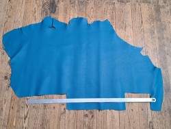 Grand morceau de cuir de taurillon - gros grain - couleur bleu océan - cuir en stock
