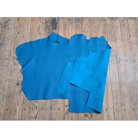 Grand morceau de cuir de taurillon - gros grain - couleur bleu océan - cuirenstock