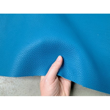 Grand morceau de cuir de taurillon - gros grain - couleur bleu océan - cuir en stock