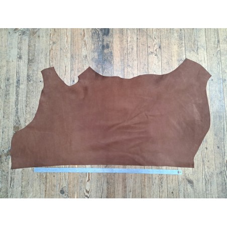 Demi-peau de cuir de veau nubuck - tannage souple - noisette - Cuir en stock