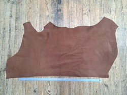 Demi-peau de cuir de veau nubuck - tannage souple - noisette - Cuir en stock