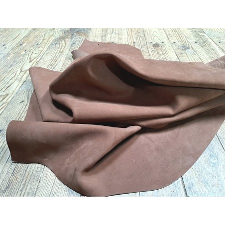 Demi-peau de cuir de veau nubuck - tannage souple - noisette - Cuir en Stock