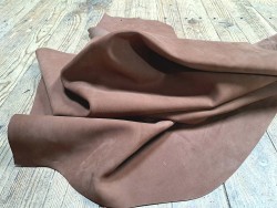 Demi-peau de cuir de veau nubuck - tannage souple - noisette - Cuir en Stock