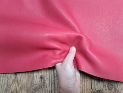 Demi peau de cuir de veau - framboise - Maroquinerie - Cuir en Stock