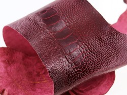 peau de patte d'autruche bordeaux brillant maroquinerie accessoire exotique luxe cuir en stock