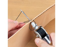 Canette de fil poissé / ciré (pour alêne à coudre) - Cuir en Stock