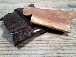 Lot de 2 pattes d'autruche - A - Chocolat/Gold - Cuir en Stock