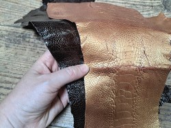 Lot de 2 pattes d'autruche - A - Chocolat/Gold - Cuir en Stock