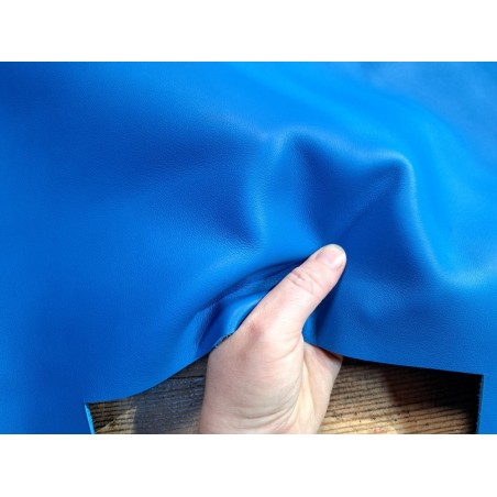 Peau de cuir de veau swift lisse - bleu cyan - maroquinerie - cuir en stock