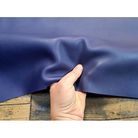 Peau de cuir de veau swift lisse - bleu outremer - maroquinerie - cuir en stock