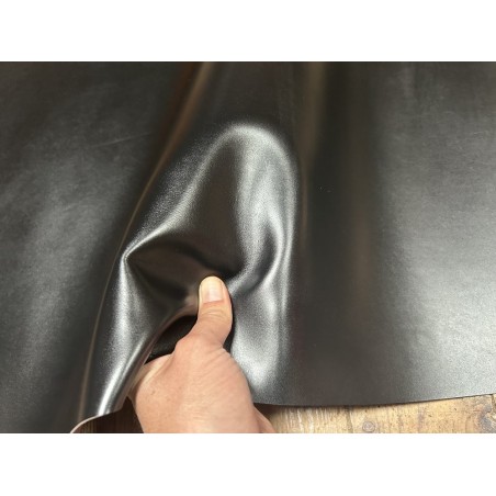 Demi-peau de cuir de veau BOX lisse - tannage ferme - cerise noire - Cuir en Stock