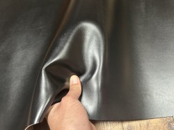Demi-peau de cuir de veau BOX lisse - tannage ferme - cerise noire - Cuir en Stock