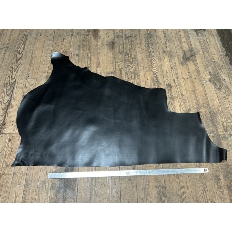 Demi-peau de cuir de veau BOX lisse - tannage ferme - cerise noire - Cuir en Stock