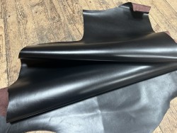 Demi-peau de cuir de veau BOX lisse - tannage ferme - cerise noire - Cuir en Stock