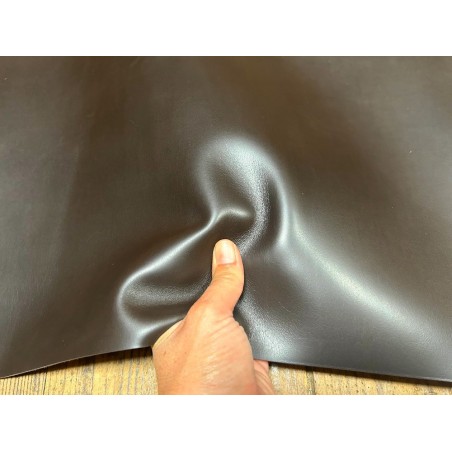 Demi-peau de cuir de veau BOX lisse - tannage ferme - café mat - Cuir en Stock
