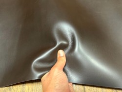 Demi-peau de cuir de veau BOX lisse - tannage ferme - café mat - Cuir en Stock