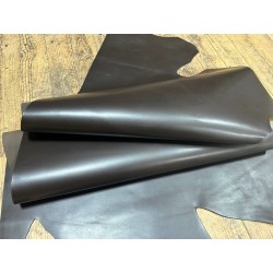 Demi-peau de cuir de veau BOX lisse - tannage ferme - café mat - Cuir en Stock