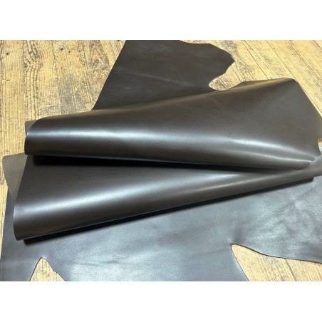 Demi-peau de cuir de veau BOX lisse - tannage ferme - café mat - Cuir en Stock