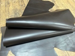 Demi-peau de cuir de veau BOX lisse - tannage ferme - café mat - Cuir en Stock
