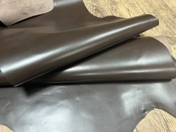 Demi-peau de cuir de veau BOX lisse - tannage ferme - brun kaki - Cuir en Stock