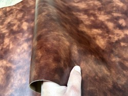 Demi-peau de cuir de veau BOX lisse - tannage ferme - nuancé effet tamponné - marron - Cuir en Stock