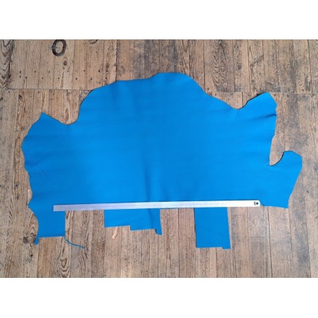 Grand morceau de cuir de taurillon - gros grain - couleur bleu océan - cuir en stock