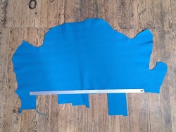 Grand morceau de cuir de taurillon - gros grain - couleur bleu océan - cuir en stock