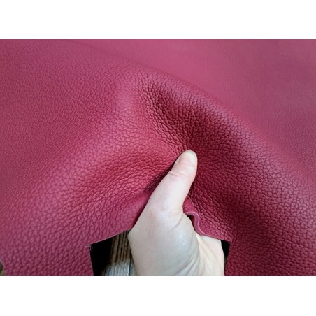 Cuir de taurillon - framboise - maroquinerie - cuir en stock