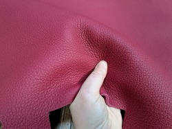 Cuir de taurillon - framboise - maroquinerie - cuir en stock