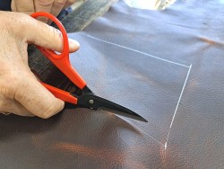 Paire de petits ciseaux de maroquinerie IVAN – Spécial travail du cuir - Cuir en Stock