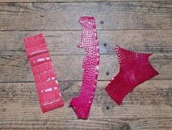 Lot de 3 morceaux de cuir de crocodile - Rose - Cuir en Stock