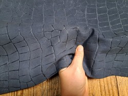 Peau de veau velours grain façon crocodile - marine - maroquinerie - Cuirenstock