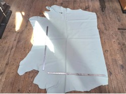 Grand morceau de cuir de taurillon - gros grain - bleu azur brume - Cuir en stock