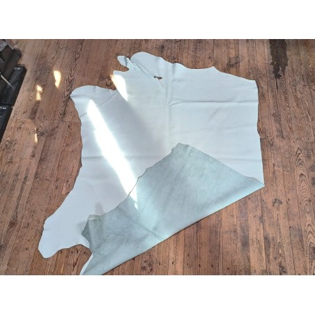 Grand morceau de cuir de taurillon - gros grain - bleu azur brume - Cuirenstock