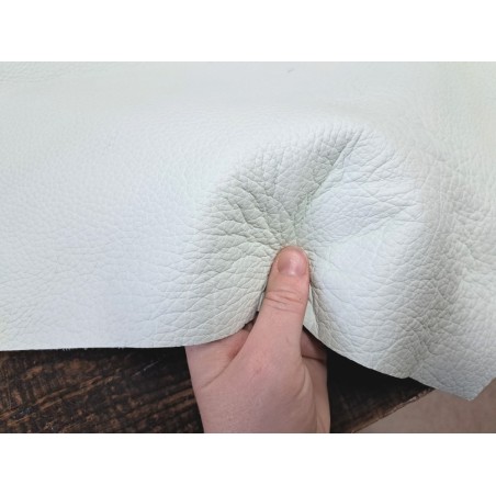 Grand morceau de cuir de taurillon - gros grain - couleur bleu azur brume - Cuir en stock