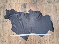 Demi-peau de cuir de taurillon - gros grain - couleur marron glacé - Cuir en stock