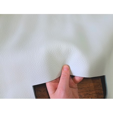 Grand morceau de cuir de taurillon - gros grain - bleu azur brume - cuir en stock